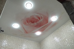 Фото натяжных потолков в ванной № 18